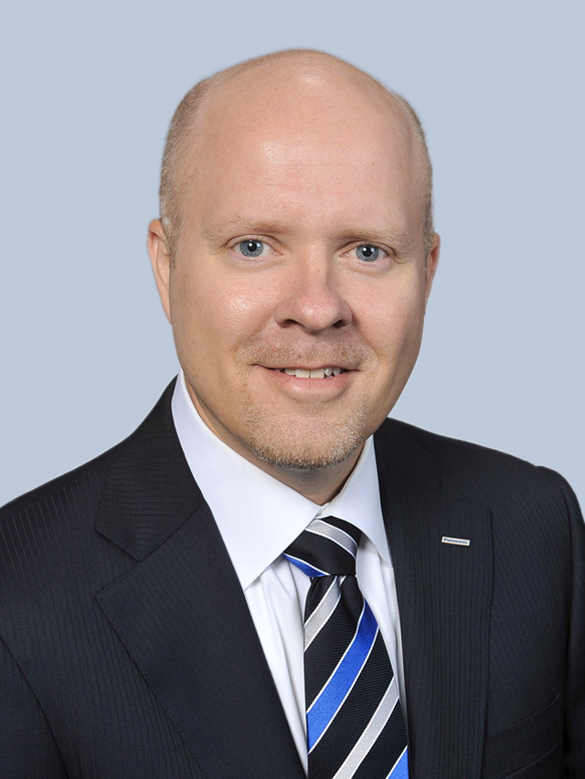 Portrait photo:Ken Sain