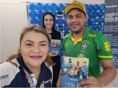 Image: Employees holding a brochure of the "DE&I" project at the site of "Break your bubble"event.