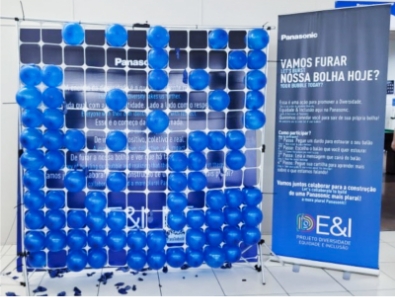 Image: When the balloons covering the standing banner are broken, messages in Portuguese appears.