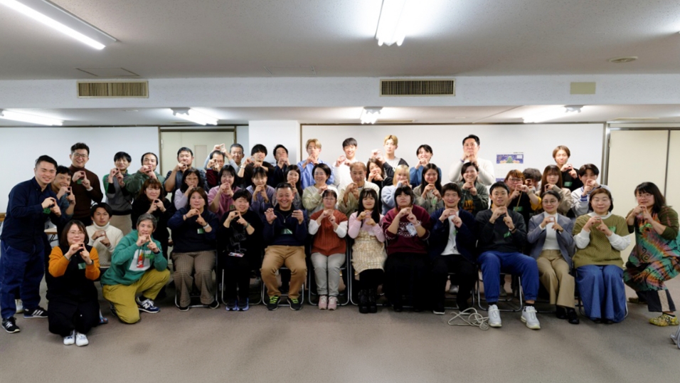 Image: Photo of smiling employees showing the letter "P" with their fingers