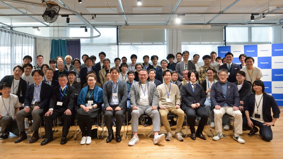 Photo: a group of members of the Alumni Community.