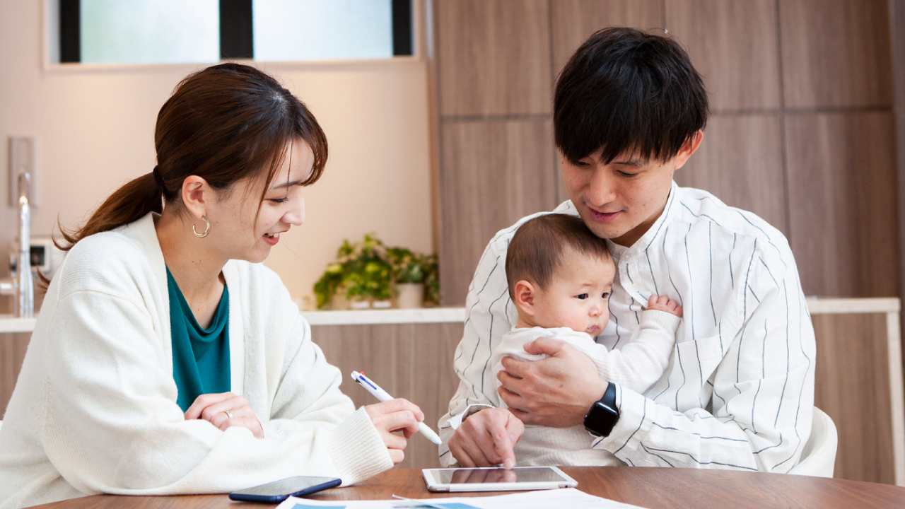 Photo: a smiling couple with their baby