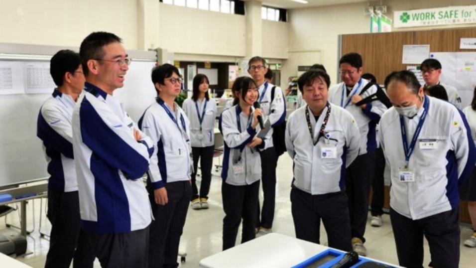 Photo: Employees from different departments gathering and exchanging ideas in a friendly atmosphere