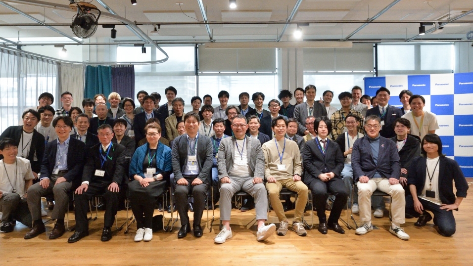 Photo: a group of members of the Alumni Community.