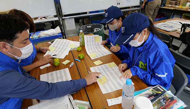 真剣な表情でアナウンス前の事前打ち合わせを行う様子