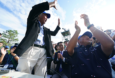ギャラリーを盛り上げる青木功会長とタケ小山さん