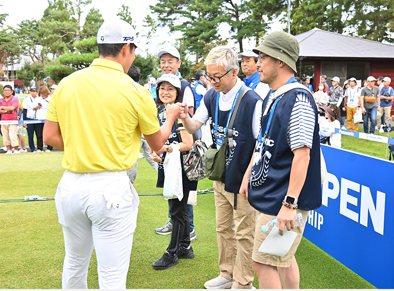 中島啓太選手とグータッチする参加者