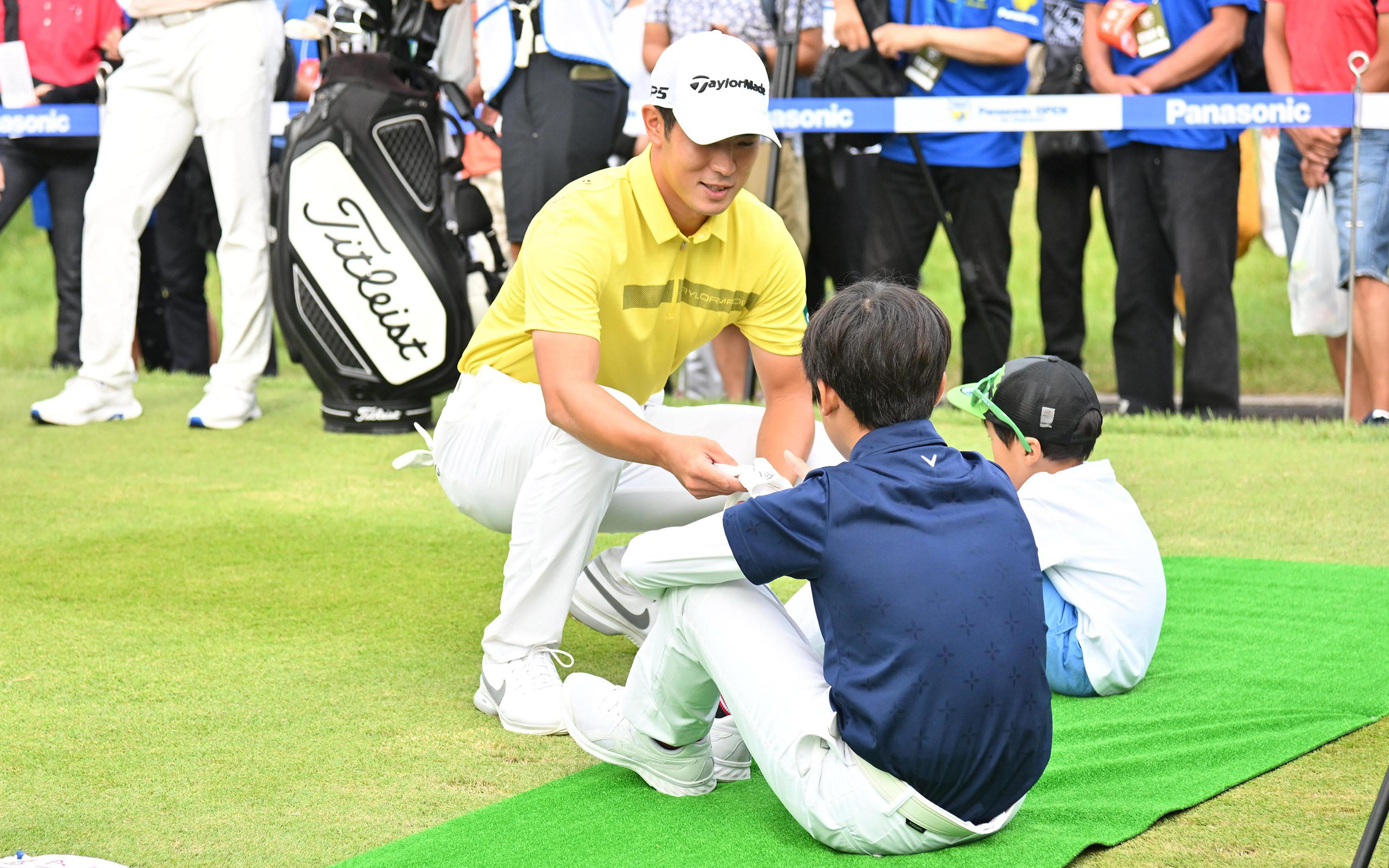 中島啓太選手からグローブをもらうキッズの様子