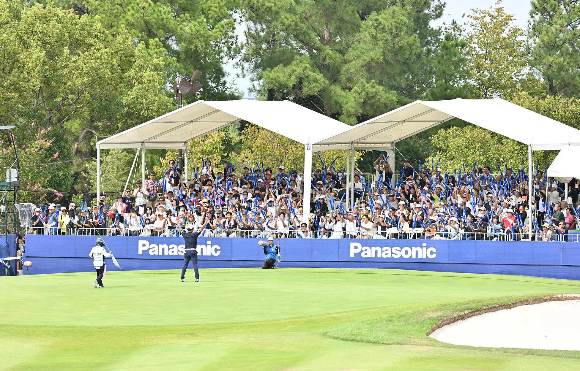 選手のガッツポーズに、スティックバルーンを叩いて盛り上がるギャラリー
