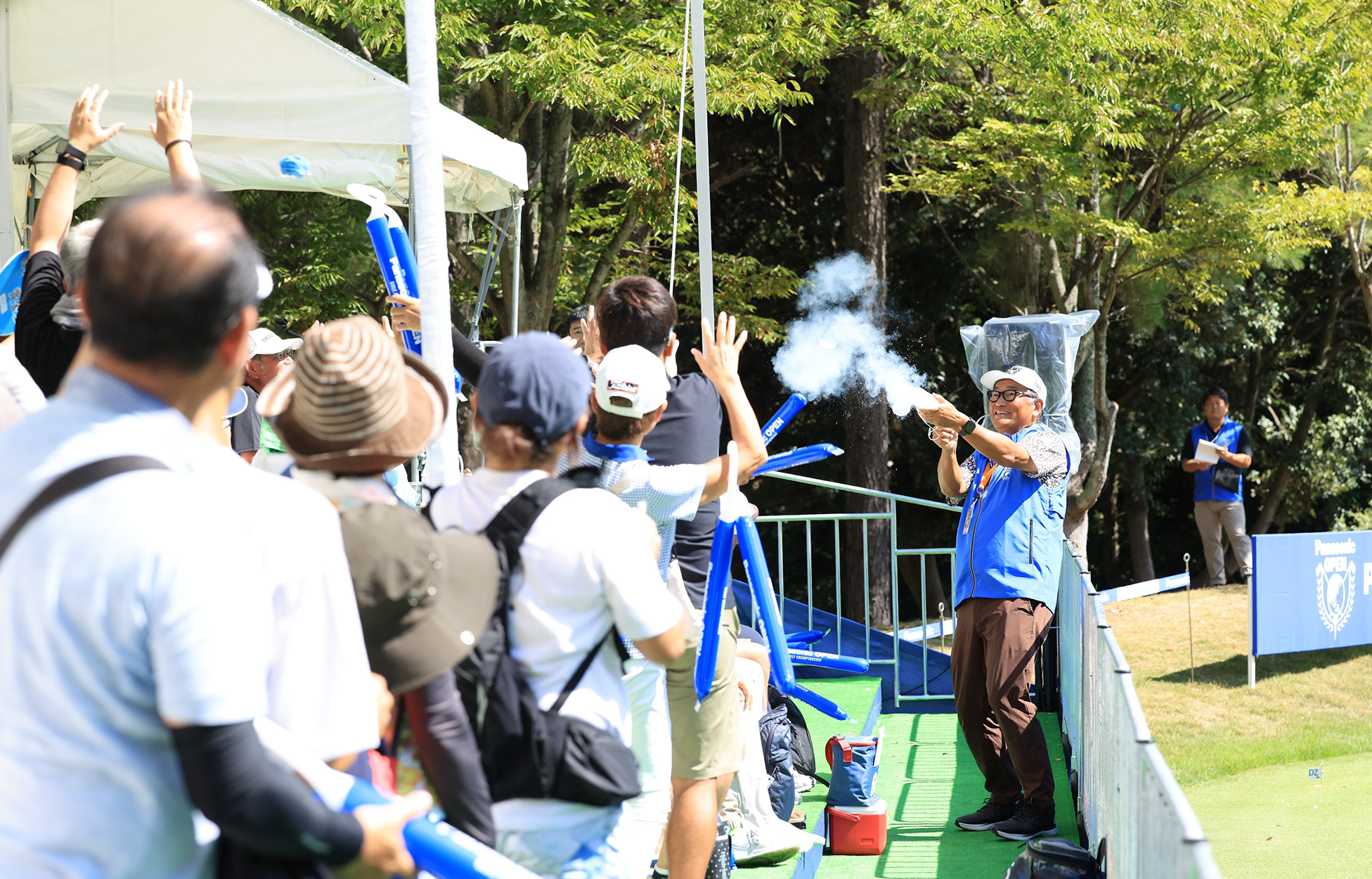 エアバズーカでエコバックを発射する中井プロ