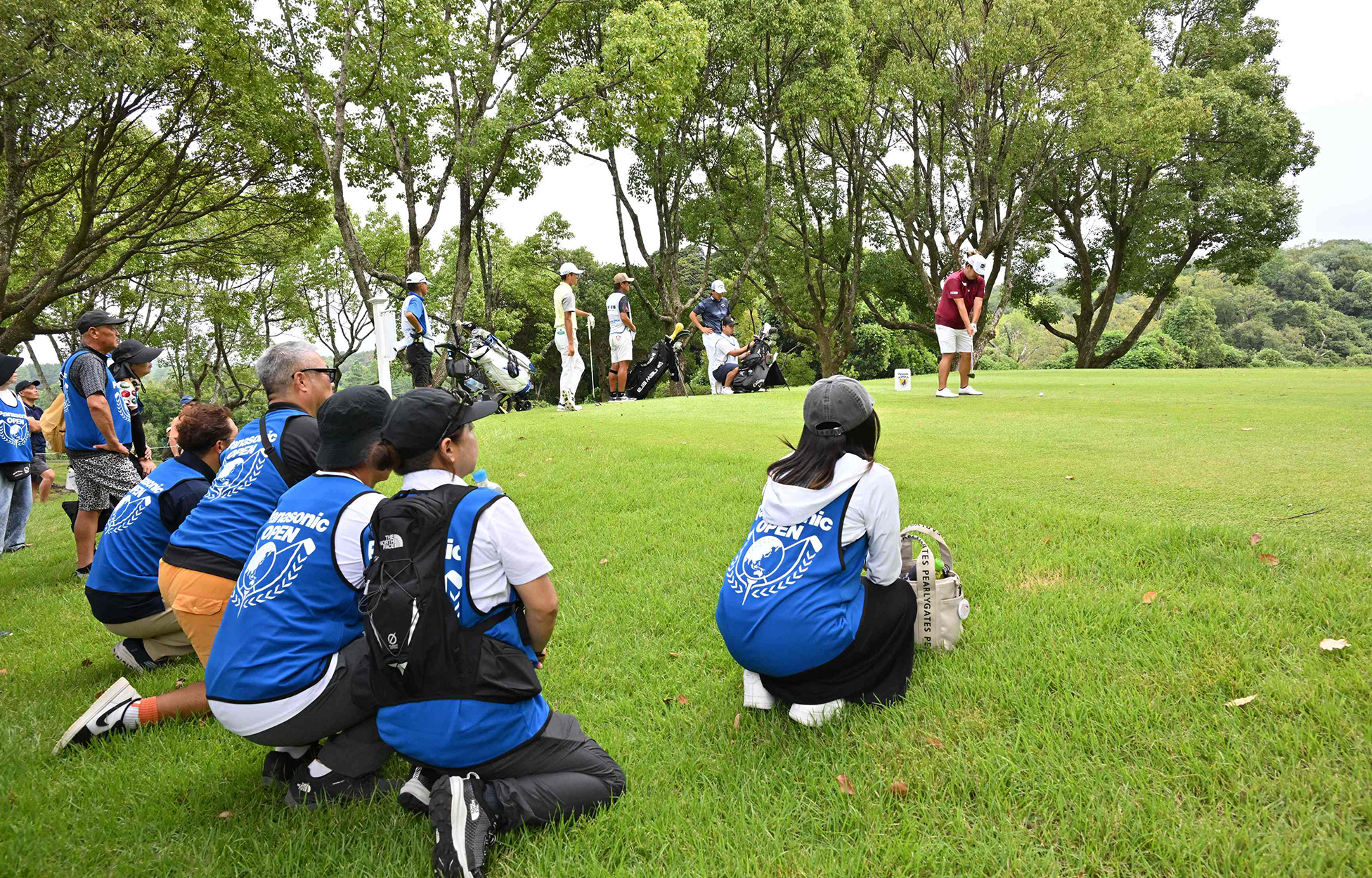 パッティングをグリーンの目の前で観戦する参加者たち