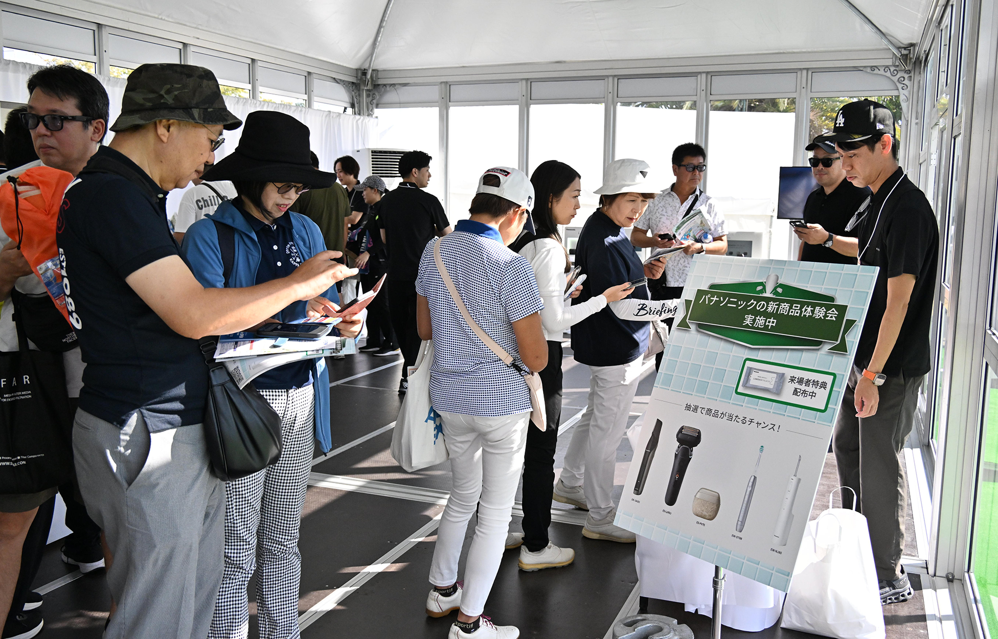たくさんのギャラリーで盛り上がる製品体験ブースの様子