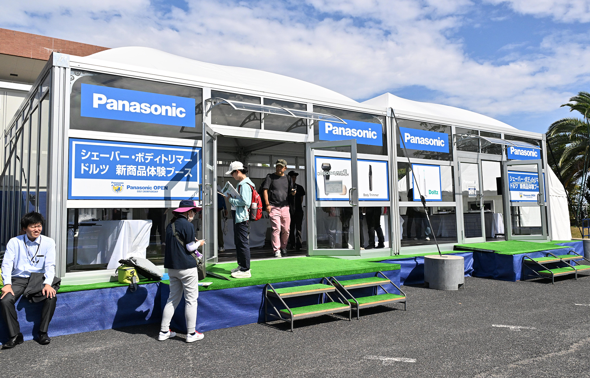 製品体験ブースから出て来るギャラリー