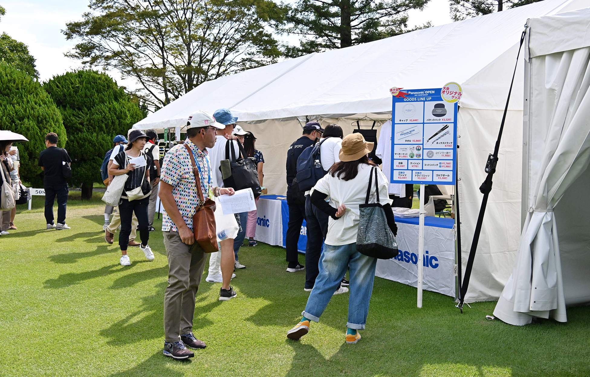 ギャラリーが集まる大会オリジナルグッズ販売のテント