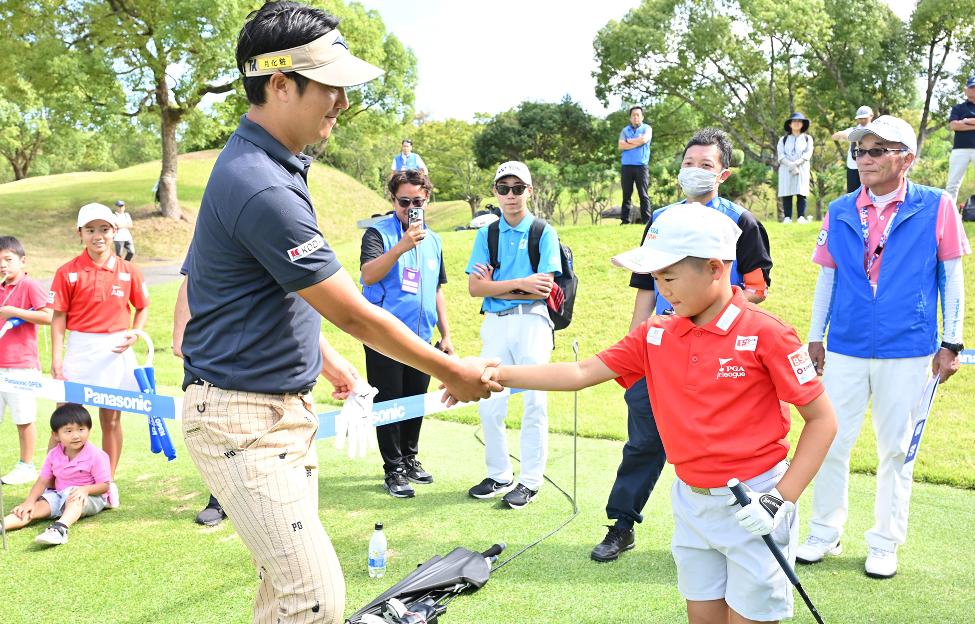 選手と握手するジュニア