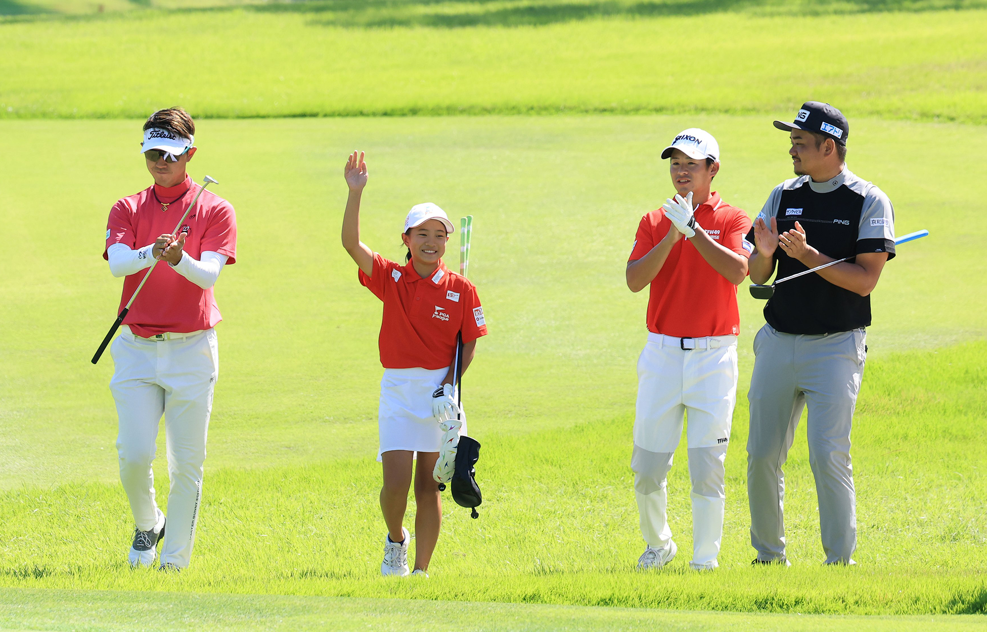 選手たちが拍手を送る中、ギャラリーの声援に手を振ってこたえるジュニア