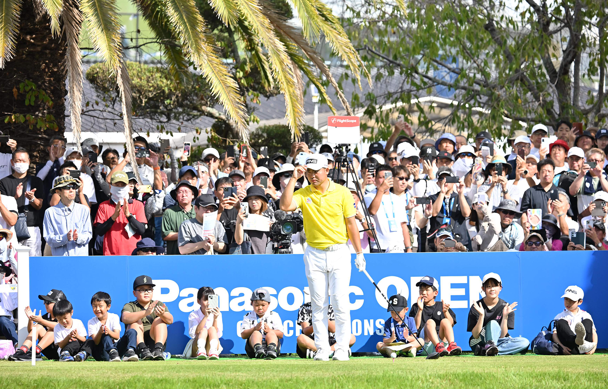 蟬川泰果選手の登場を見守るたくさんのキッズたち