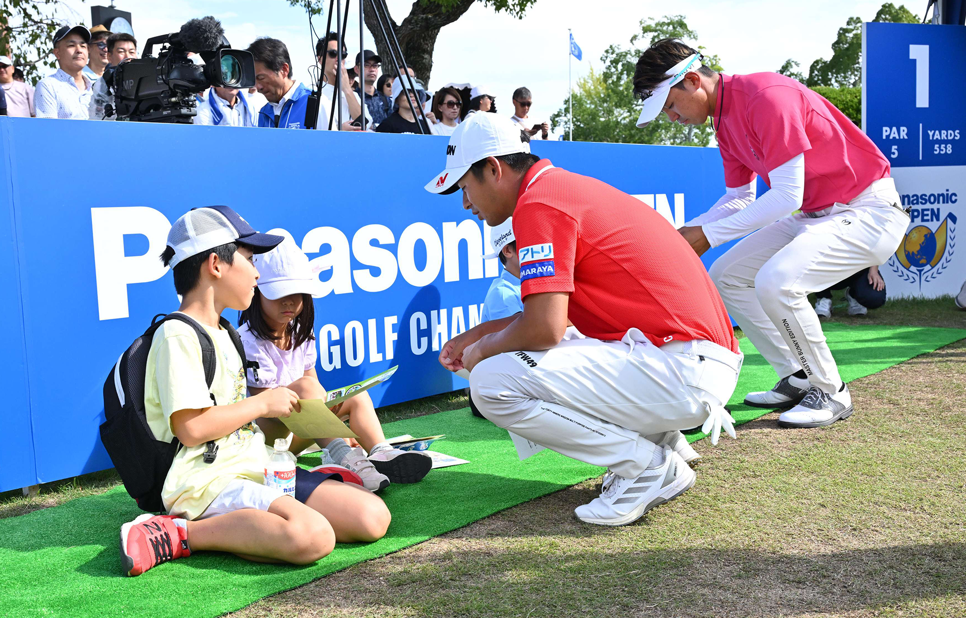 選手たちに声をかけられるキッズ