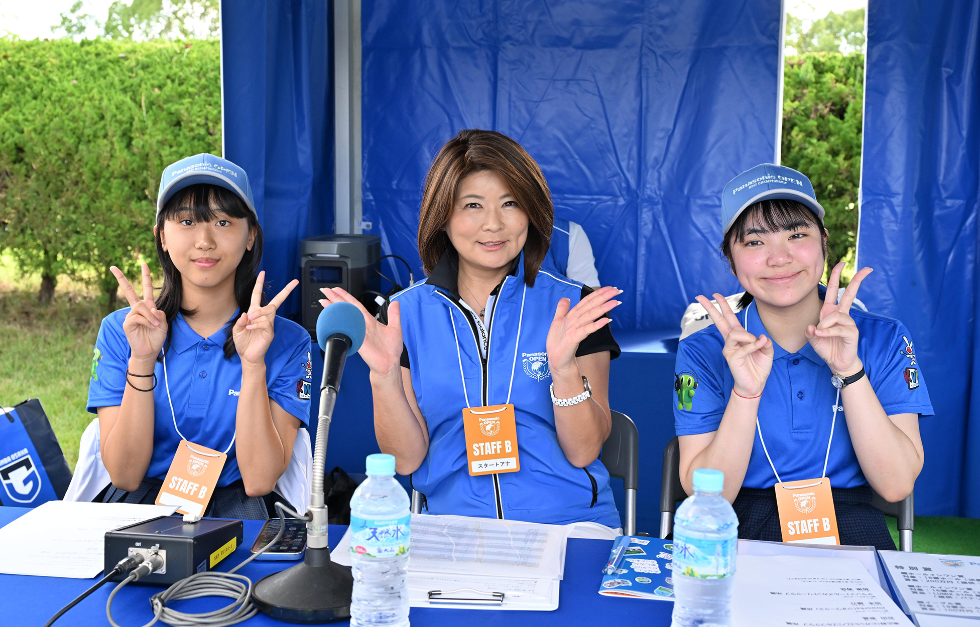 指導した中願寺アナと一緒に記念撮影するジュニアアナウンサーの二人