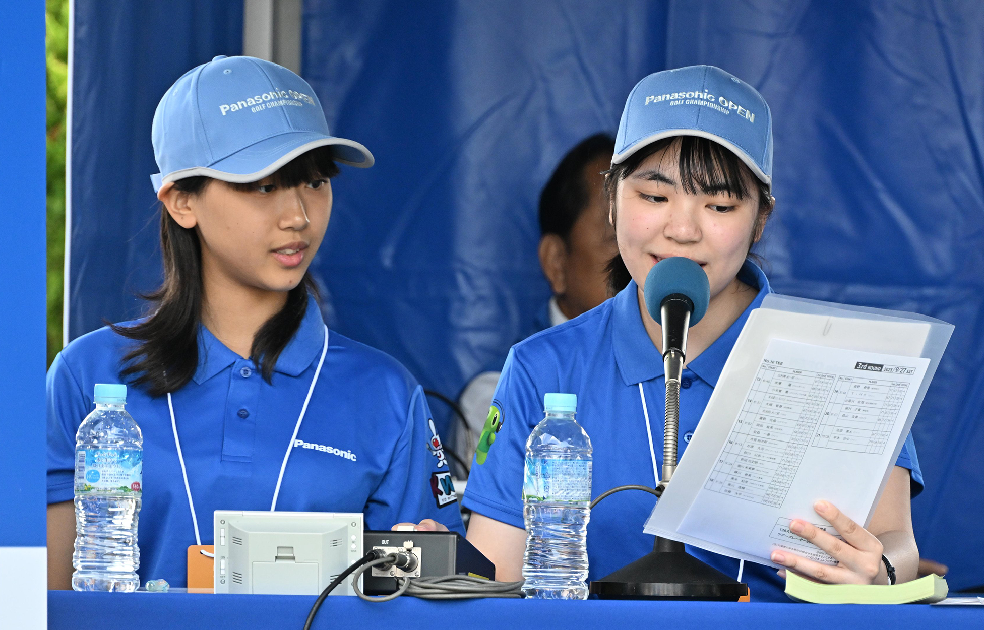 マイクに向かってアナウンスするジュニアアナウンサー