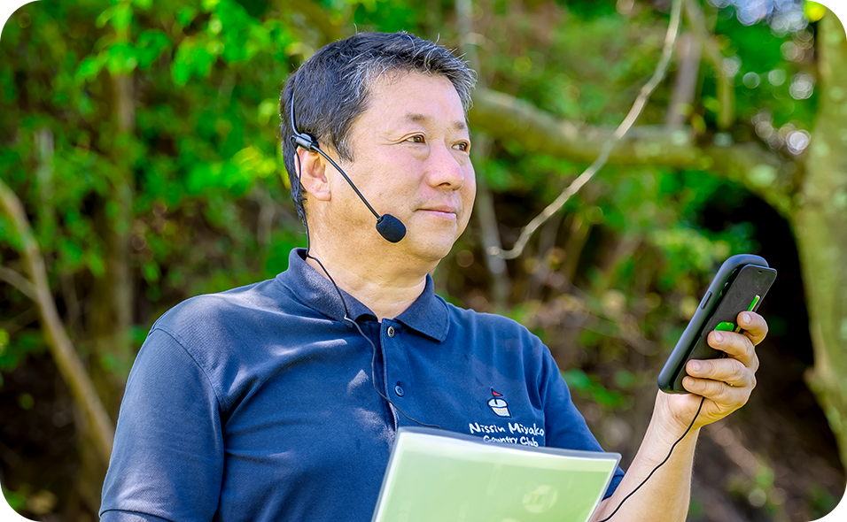 18番ホールライブ解説を行う小岸秀行キャディ