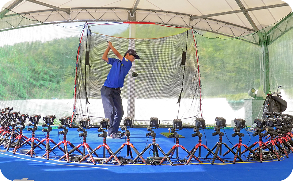 180度ぐるりとカメラに囲まれてスイングする体験者の様子