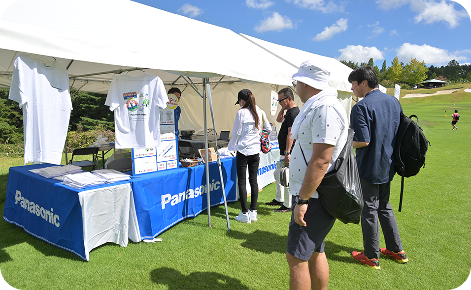 多数のお客様で賑わう大会オリジナルグッズ販売テントの様子