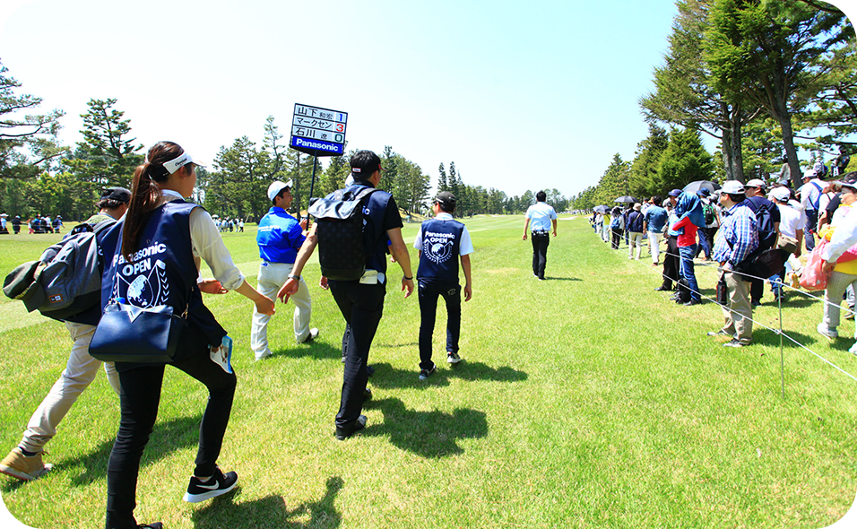 石川遼選手について回るインサイドロープツアー参加者の様子