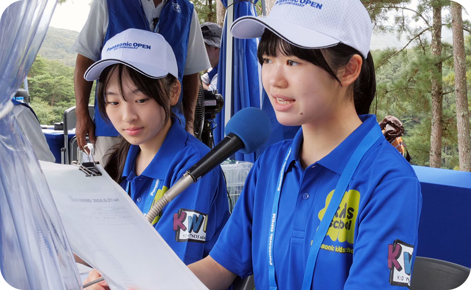 マイクに向かって選手の名前を読み上げるジュニアスタートアナウンスの様子