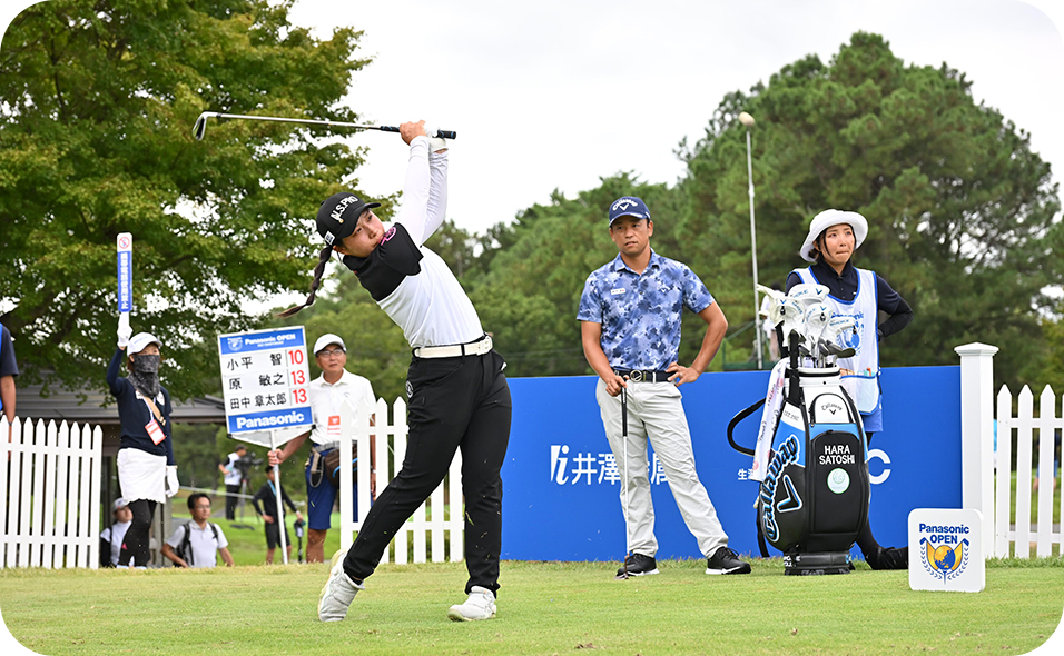 ジュニアがプロに見守られながら1打を放つ、ジュニアワンオンチャレンジの様子