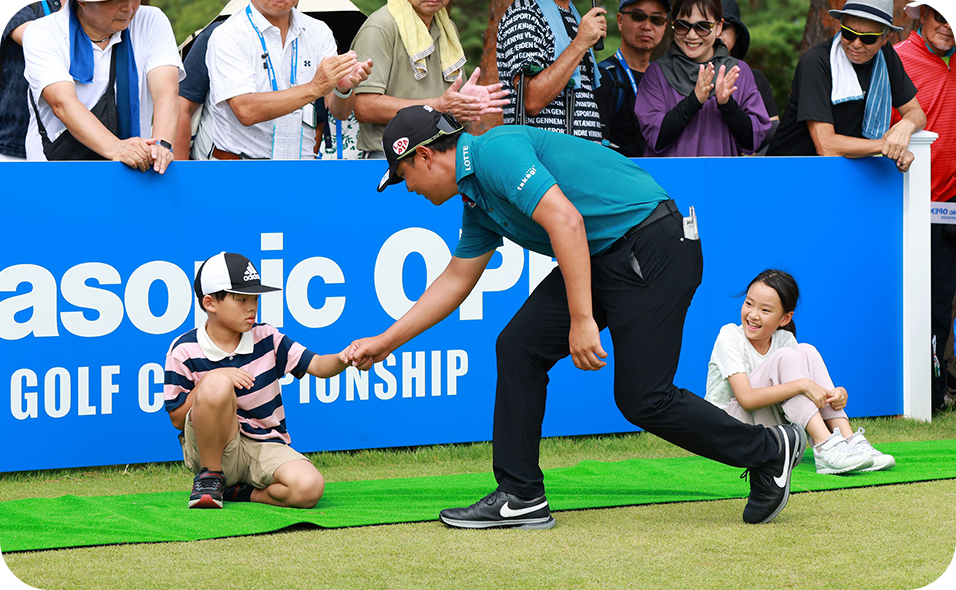 プロと触れ合うキッズたちの様子