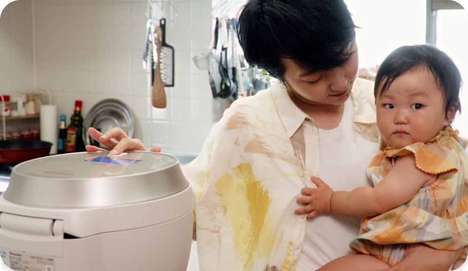 写真:子どもを抱える母親