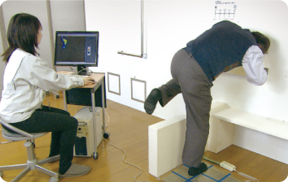 写真:動作の実験をする男性と、調べる女性