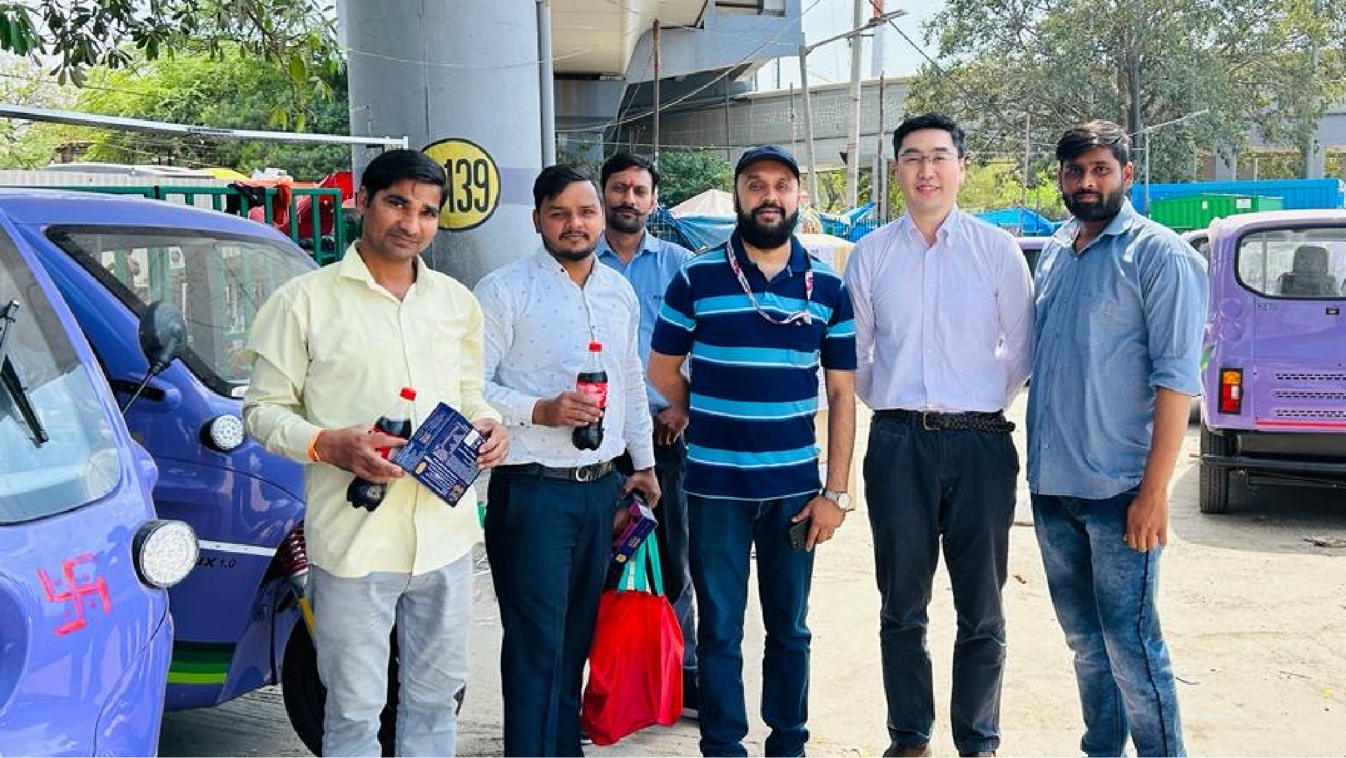 インド・ラストマイル事業推進プロジェクトで苦楽を共にした仲間たちと写る岩隈 智行さん