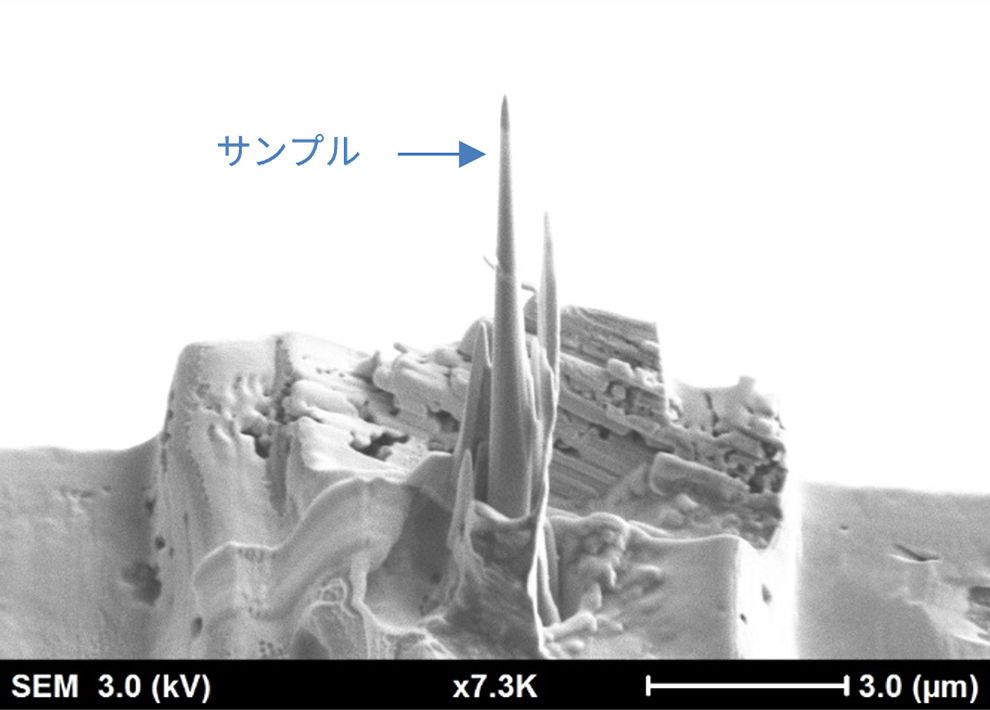 SEM像　FIBを用いたトモグラフィ観察用ロッド加工
