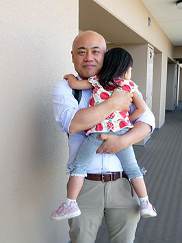 下影さん(左)は2歳のお子さんを1人、藤井さん(右)は4歳の双子のお子さんを育てています。