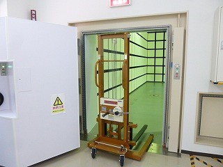 重量物はハンドリフターで楽々搬入