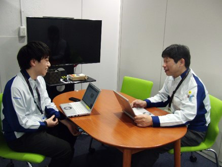 インタビュー風景 (平田(左)、岡本さん(右))