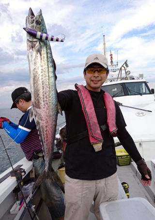大物を釣り上げた時の岡本さん