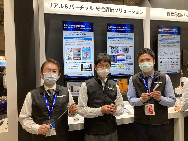 当センターブースにて、左から難波(孝)、岡本さん、 裂傷評価用指ダミーを製造販売していただいている(株)タナックの福島さん