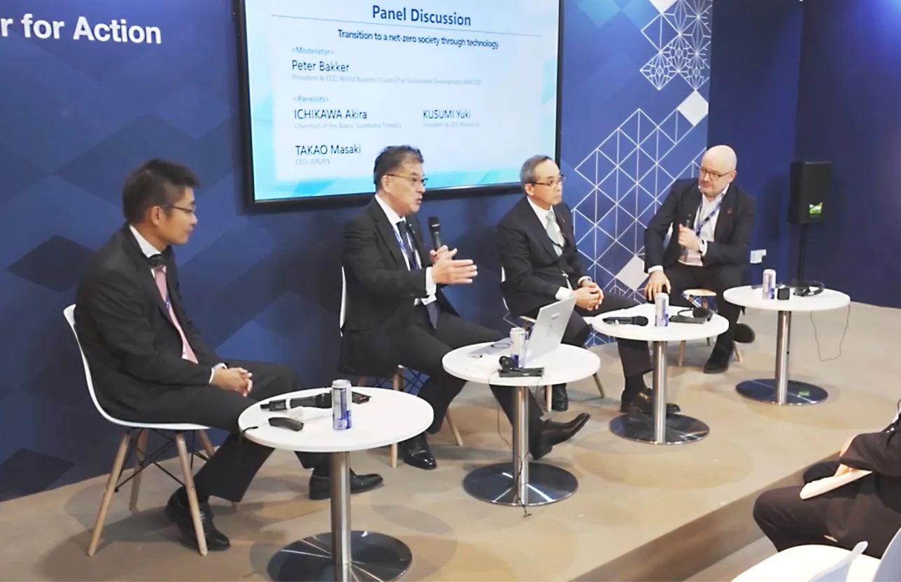 写真：2023年に開催されたCOP28の会期中のセミナーで話す、パナソニックグループCEO 楠見雄規