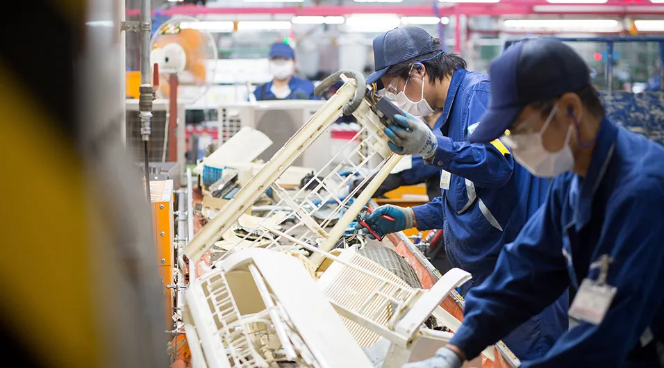 写真：パナソニックエコテクノロジーセンター作業風景