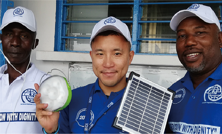 【国際移住機関（IOM）シエラレオネ事務所】「私たちは見捨てられていない」あかりが洪水被災者の心を照らしています