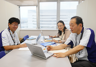 インタビューに答えていただいたみなさん(右から小澤さん、江間 さん、有川さん)の写真