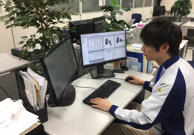 光学素子を設計している黒崎さん