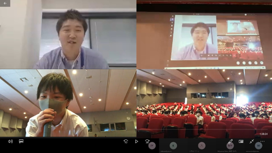 講師、代表の生徒、スクリーン、会場の画面