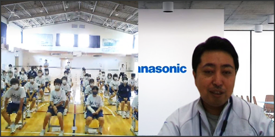 質問に答える講師と講師の話を聞く生徒の様子