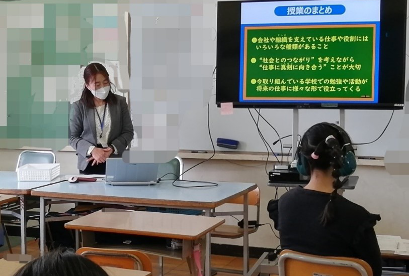 出前授業中の講師と生徒の様子