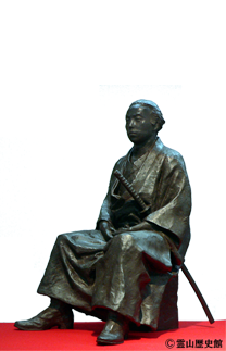 霊山歴史館　坂本龍馬（さかもとりょうま）の銅像