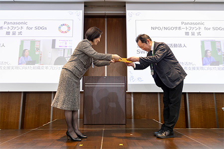 写真：助成通知書贈呈の様子